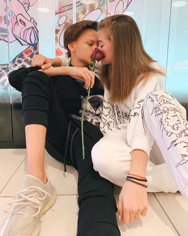 Егор Шип и его девушка целуются