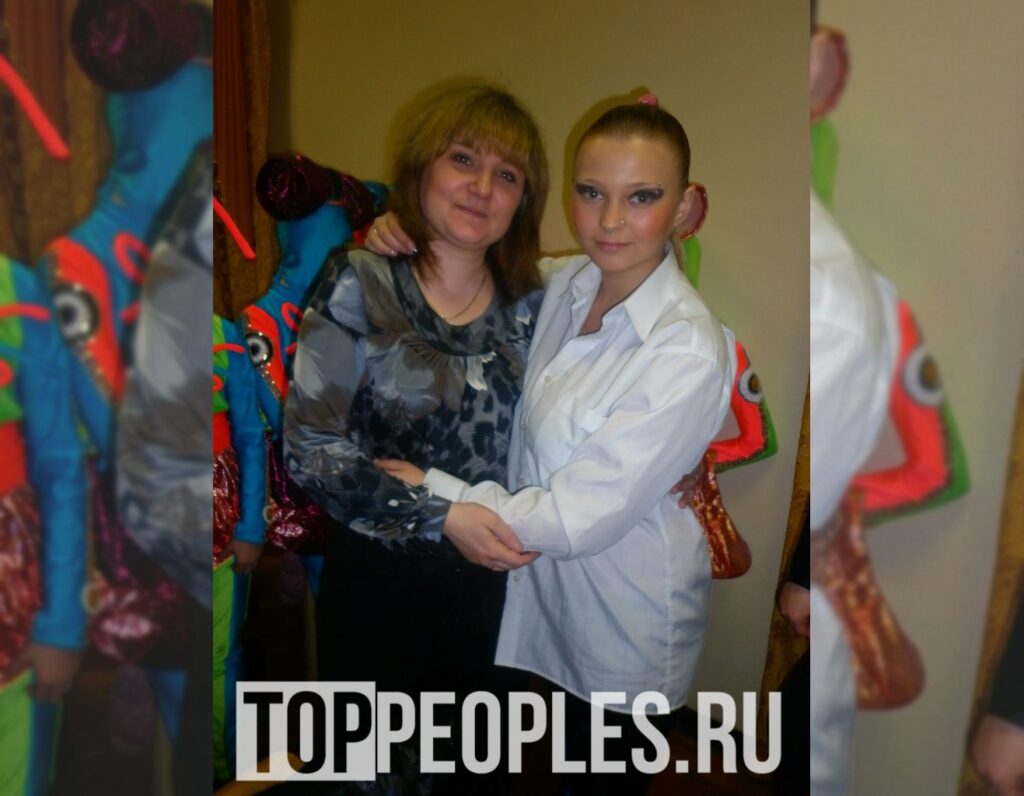Анастасия Созоник в детстве с мамой