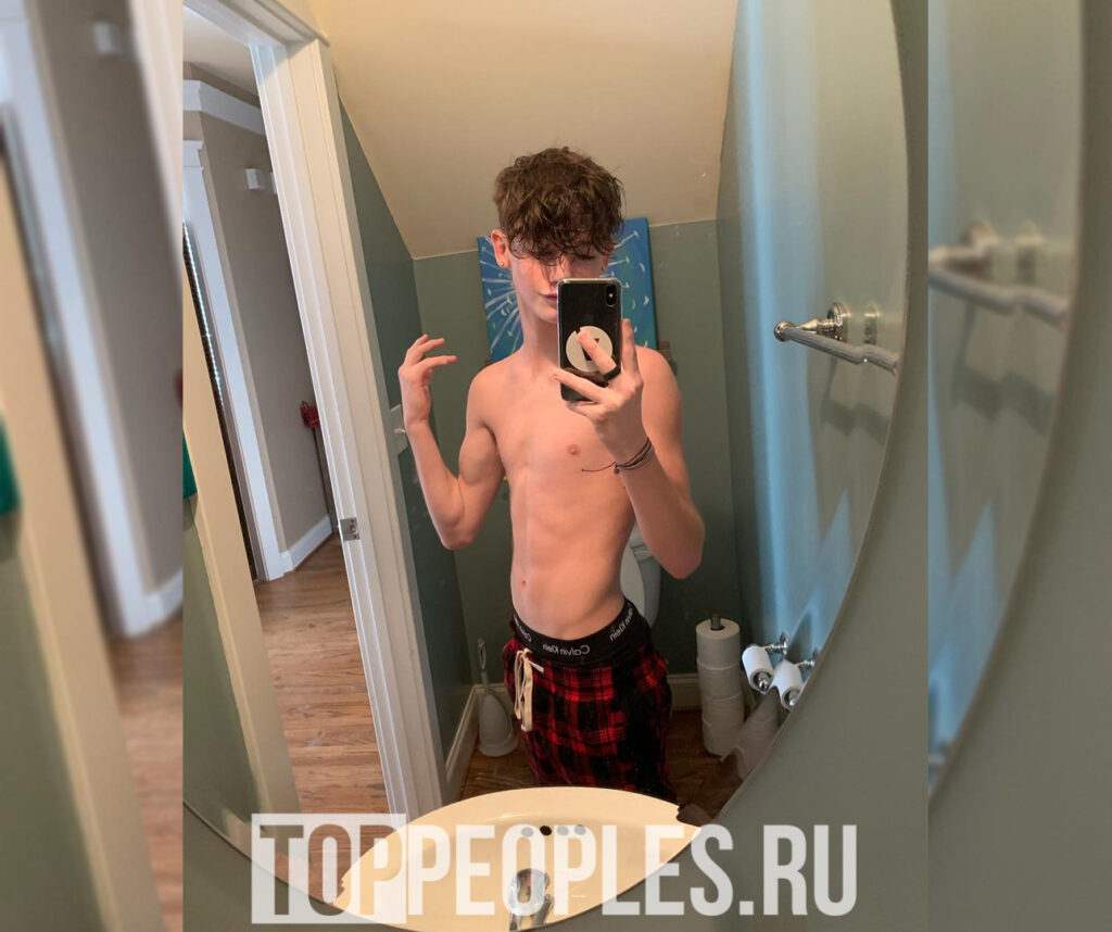 Пейтон Мурмайер без майки торс